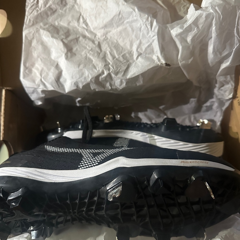 Mizuno Dominant 4 Black and White Cleats
